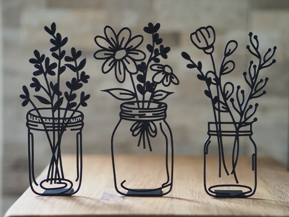 Tres flores decorativas en frascos
