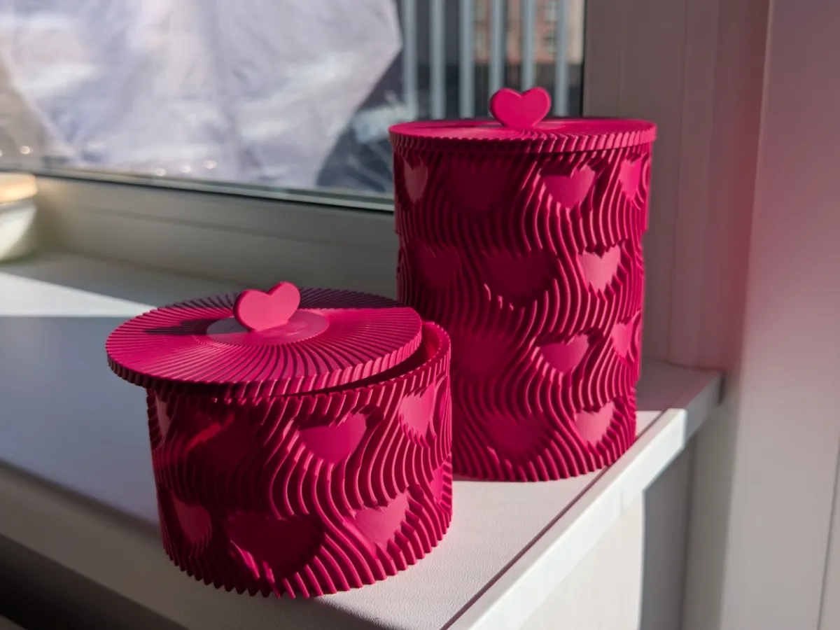 Jarrón con forma de corazón y tapa