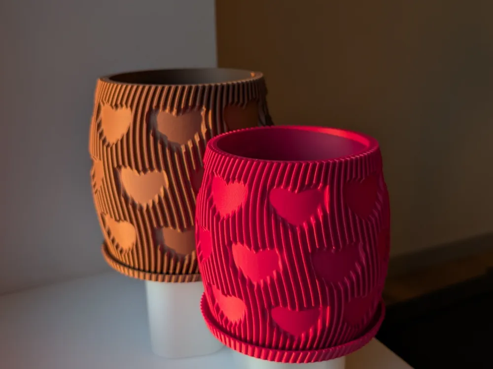 Maceta decorativa con corazones en relieve