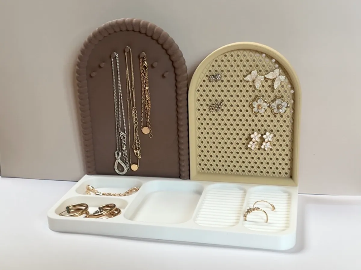 Organizador de joyas con espacios para anillos y collares
